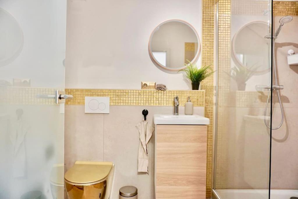 Neu Modernes Apartment In Top Lage, Free Parking Max 1,65M Hoehe Und 1,8M Breite Karlsruhe Luaran gambar