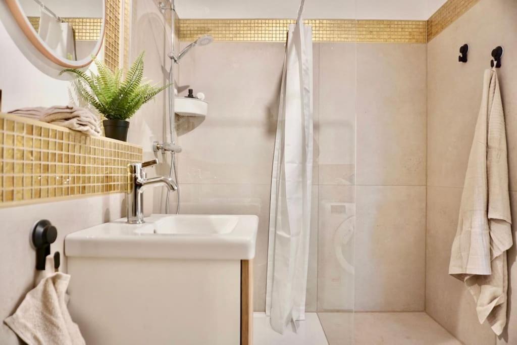 Neu Modernes Apartment In Top Lage, Free Parking Max 1,65M Hoehe Und 1,8M Breite Karlsruhe Luaran gambar