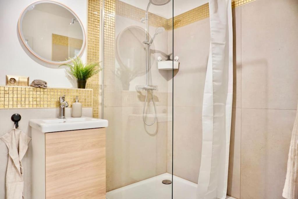 Neu Modernes Apartment In Top Lage, Free Parking Max 1,65M Hoehe Und 1,8M Breite Karlsruhe Luaran gambar
