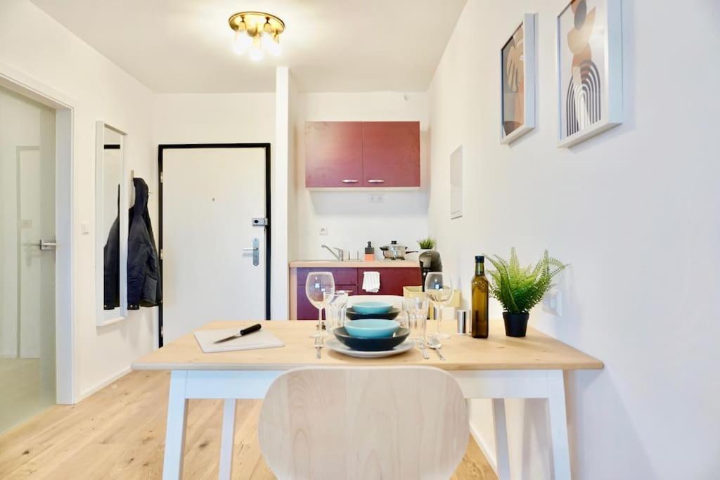 Neu Modernes Apartment In Top Lage, Free Parking Max 1,65M Hoehe Und 1,8M Breite Karlsruhe Luaran gambar