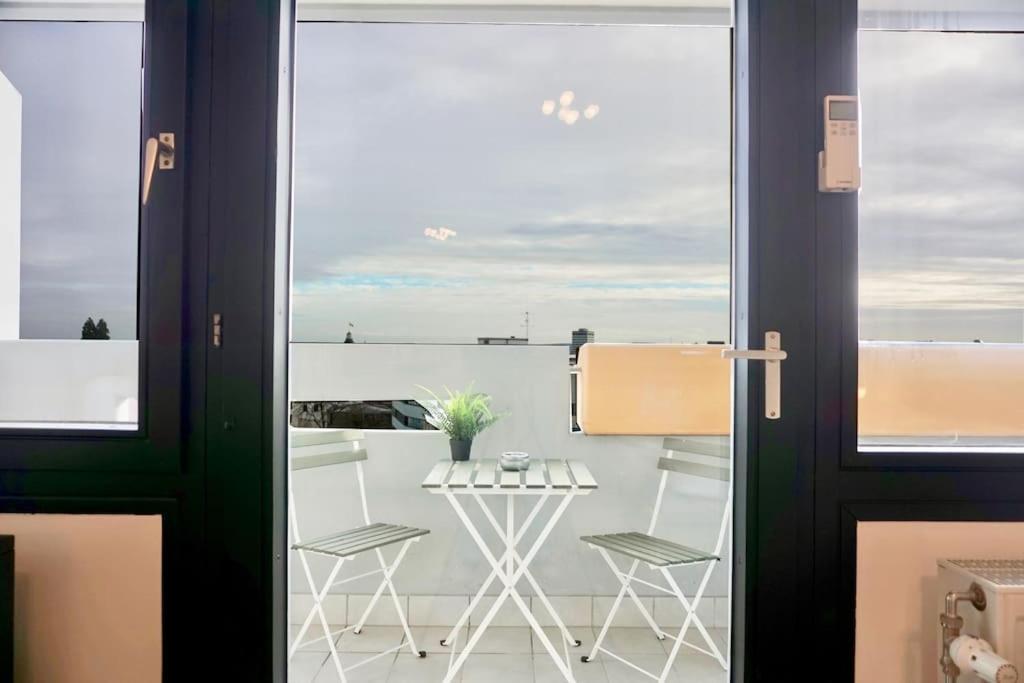 Neu Modernes Apartment In Top Lage, Free Parking Max 1,65M Hoehe Und 1,8M Breite Karlsruhe Luaran gambar