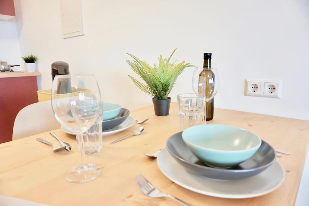 Neu Modernes Apartment In Top Lage, Free Parking Max 1,65M Hoehe Und 1,8M Breite Karlsruhe Luaran gambar