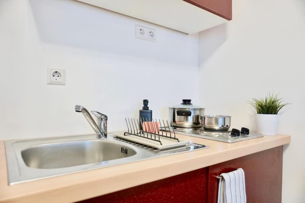 Neu Modernes Apartment In Top Lage, Free Parking Max 1,65M Hoehe Und 1,8M Breite Karlsruhe Luaran gambar