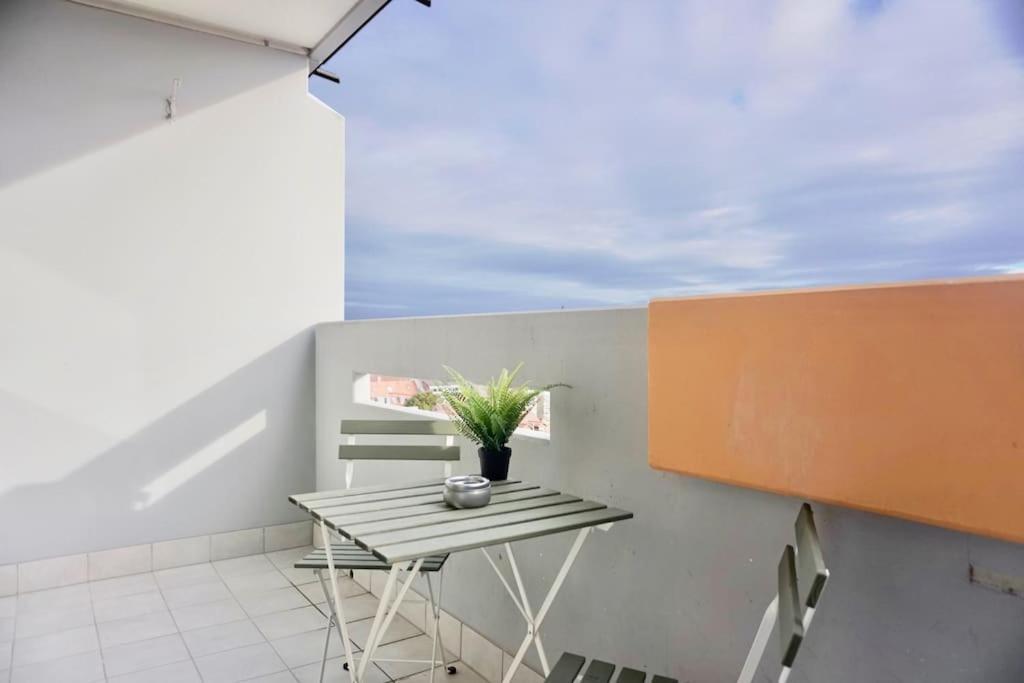 Neu Modernes Apartment In Top Lage, Free Parking Max 1,65M Hoehe Und 1,8M Breite Karlsruhe Luaran gambar